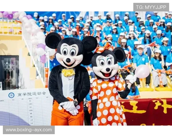 足球球星双人头像女孩风格创意设计，展现青春活力与运动魅力